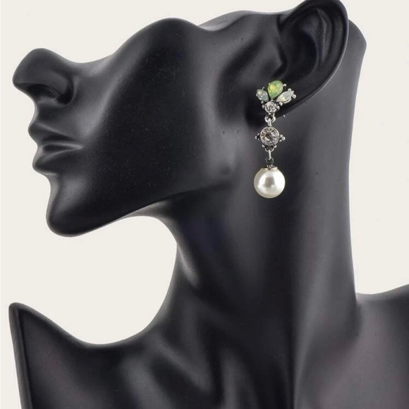 Mismatch Crystal Pearl Drop Earrings - Picture 6 of 14